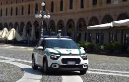 Sul motociclo ubriaco, senza casco e senza patente. Fermato dalla polizia locale