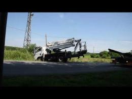 Cilavegna, camioncino con cestello elevatore esce di strada e finisce contro un palo 