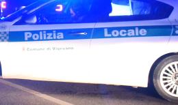 Vigevano, fugge a un posto di blocco e guida contromano: record di punti tolti e patente sospesa