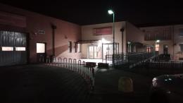 Pedone rischia di essere travolto da un’auto e viene aggredito: «Ti ammazzo se scatti la foto»