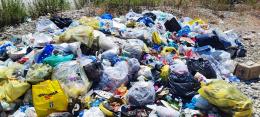 Biciclette, tavoli da campeggio e sacchi di plastica: le rive del Ticino invase dai rifiuti