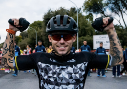 Pedala e vince con una gamba sola: l'esempio di Andrea Pusateri martedì a Vigevano