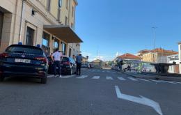 Scippata e spintonata all'uscita della stazione di Mortara. Arrivano ambulanza e carabinieri