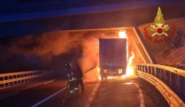 Incendio sull’A21 tra Casteggio e Voghera: camion in fiamme, illeso l’autista