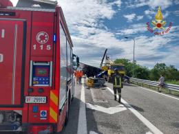 Autoarticolato si ribalta sul raccordo autostradale tra Bereguardo e Pavia