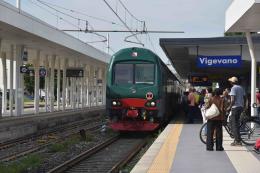 Inizio settimana nero per la ferrovia Milano-Mortara. Cancellazioni e ritardi per più di due ore