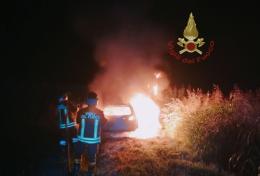 Bornasco, auto a fuoco nei campi: intervento dei vigili del fuoco