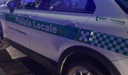 Vigevano: sbanda con l’auto, danneggia un veicolo in sosta e scappa. Guidava con la patente sospesa