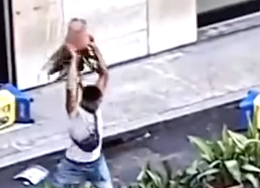 Vigevano: danneggia tavolini e fioriere del bar: il video diventa virale sui social