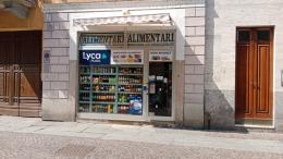 Litigano in un market di via Cairoli a Vigevano. Il commesso va all'ospedale