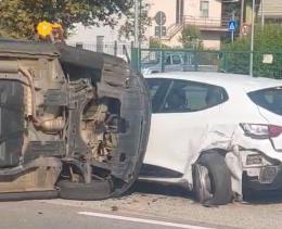 Castello d'Agogna: l'urto, poi l'auto si ribalta