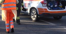 Frontale auto e scooter tra Pavia e Borgarello: tre morti 