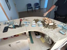Spaccio nelle campagne tra Gambolò e Tromello: la polizia locale sequestra droga e 2.700 euro in contanti 