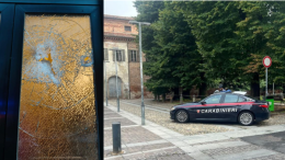 Colpisce al volto la vittima con una bottiglia di vetro dopo il furto del telefono in stazione a Mortara