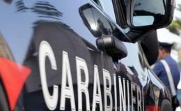 Spintonato contro un cancello, tredicenne all'ospedale