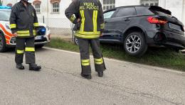 Perde il controllo e finisce fuori strada con l’auto: soccorsa una ragazza di 21 anni