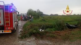 Incastrata nell'abitacolo dopo l'incidente: intervengono i vigili del fuoco