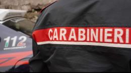 Forzano la porta di ingresso e fuggono con 5mila euro di gioielli