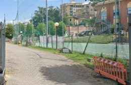 Un branco di ragazzini aggredisce il vice parroco con un pugno e lo intimidisce