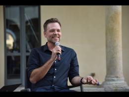 Nathan Hill apre il festival con "Wellness"
