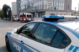 Vigevano: fa apprezzamenti pesanti a una ragazza, poi colpisce lei e la madre con una stampella