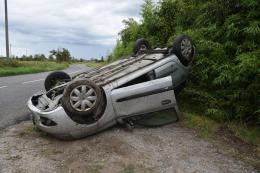 Garlasco, perde il controllo e si ribalta con l’auto