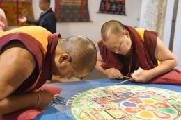 Arte e cultura tibetana: il mandala viene realizzato dal vivo