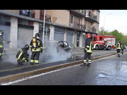 VIgevano, auto in fiamme in corso Brodolini. Nessun ferito