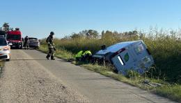 Furgone nel fosso sulla provinciale tra Semiana e Mede