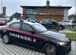 Vigevano, spray al peperoncino dentro al McDonald’s: nei guai tre minorenni