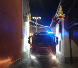 Garlasco, a fuoco una canna fumaria: intervengono i vigili del fuoco