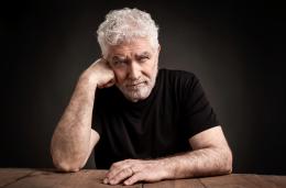 Gioele Dix omaggia Giorgio Gaber: un viaggio tra inediti e memorie al Fraschini di Pavia