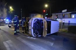Vigevano: auto si ribalta all'incrocio di Santa Giuliana dopo l'impatto con un'altra vettura