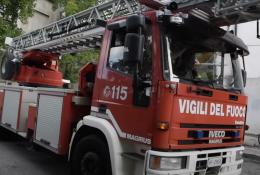 Allarme dei vigili del fuoco di Pavia rimasti senza autoscala: «Sicurezza a rischio in tutta la provincia»