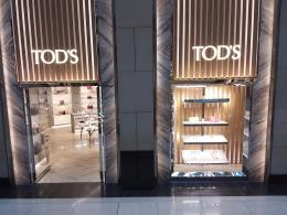 Inchiesta sul caporalato in opifici subfornitori di Tod’s: a Vigevano uno dei laboratori in cui si lavorava in condizioni “ottocentesche”