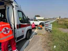 Mede, perde il controllo dell’auto e si schianta contro il guard rail