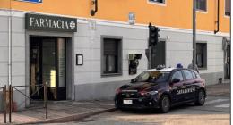 Palestro, tenta di rubare cosmetici dalla farmacia e spintona il direttore: denunciato per rapina impropria