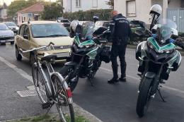 Vigevano, donna in monopattino cade per l'apertura di una portiera