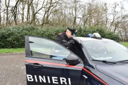 Forzano la porta finestra della casa e portano via soldi e un paio di occhiali