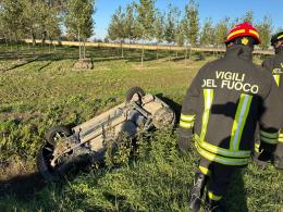 Utilitaria si ribalta nel fosso. Soccorsi mamma e figlio di due anni