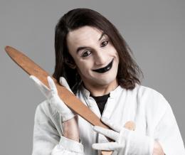 “Lunanzio e il drago”: l’irresistibile follia di Loris Fabiani approda al Cagnoni