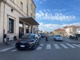 Rapina un telefonino in stazione a Mortara e colpisce la vittima con una bottigliata