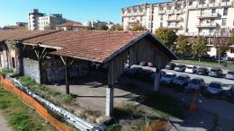 Il degrado del vecchio magazzino in fianco alla stazione ferroviaria di Vigevano