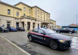 Aveva aggredito tre ragazzi in stazione a Mortara per derubarli dello smartphone: individuato