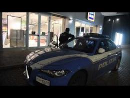 Rapina all'Aldi, clienti chiusi nel magazzino