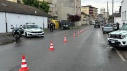 Abbiategrasso, sfrecciano in contromano in sella a uno scooter rubato 
