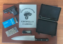 Litigano al bar con un coltello e subito dopo uno spara con la pistola a salve