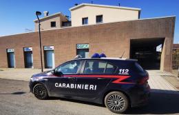Tentano di far saltare il bancomat della filiale: messi in fuga dai carabinieri