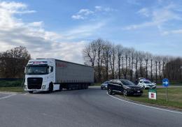 Mortara: incidente alla rotonda del Bennet, coinvolto anche un mezzo pesante