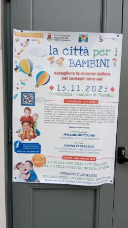 Vigevano, manifesti applicati con le puntine sulle porte appena sistemate della Cavallerizza